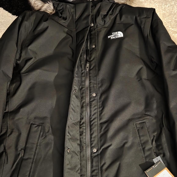 THE NORTH FACE ARTIC PARKA IN BLACK - Picture 3 of 9